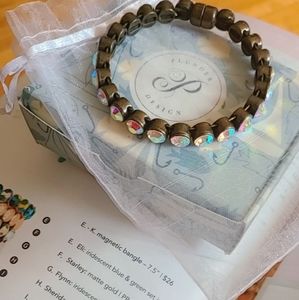 Plunder magnetic bangle. New